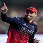 Phil Salt steals the show with outrageous one-handed catch to remove Ishan Kishan –…